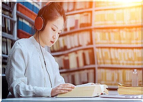 woman learning in music