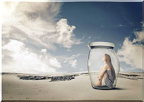 Mujer-encerrada-en-un-bote-en-la-playa