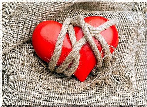 Heart-catcher-by-the-ropes