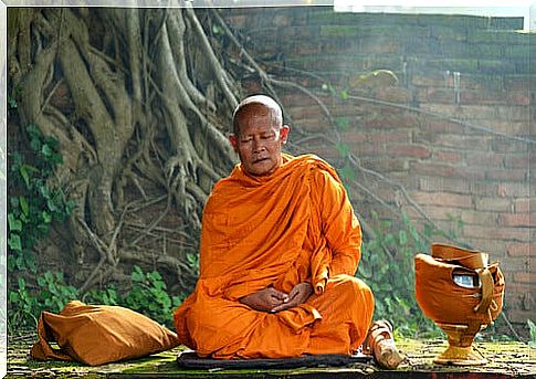 Learn more about the life of Tibetan monks.