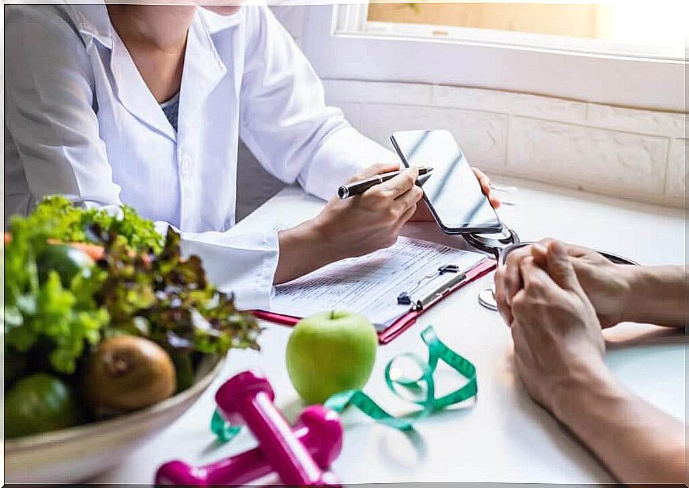 A nutritionist with his patient. 